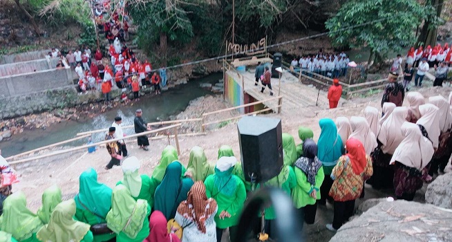 Unik, Warga Sawit Boyolali Gelar Upacara Kemerdekaan RI di Sungai